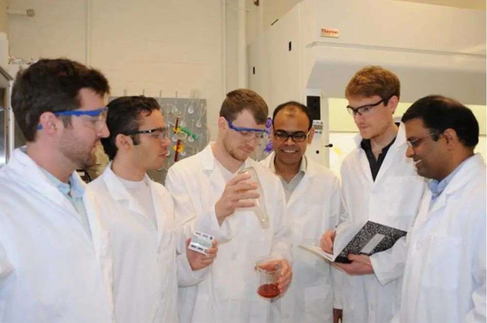 再也不用「擠牙膏」，高露潔換上的「潤滑劑」包裝，讓牙膏從此一滴不剩