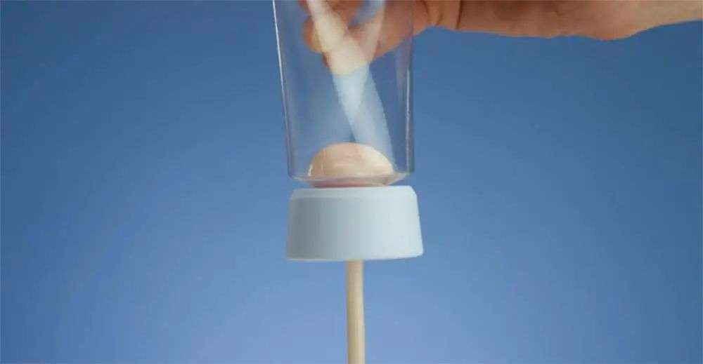 再也不用「擠牙膏」，高露潔換上的「潤滑劑」包裝，讓牙膏從此一滴不剩